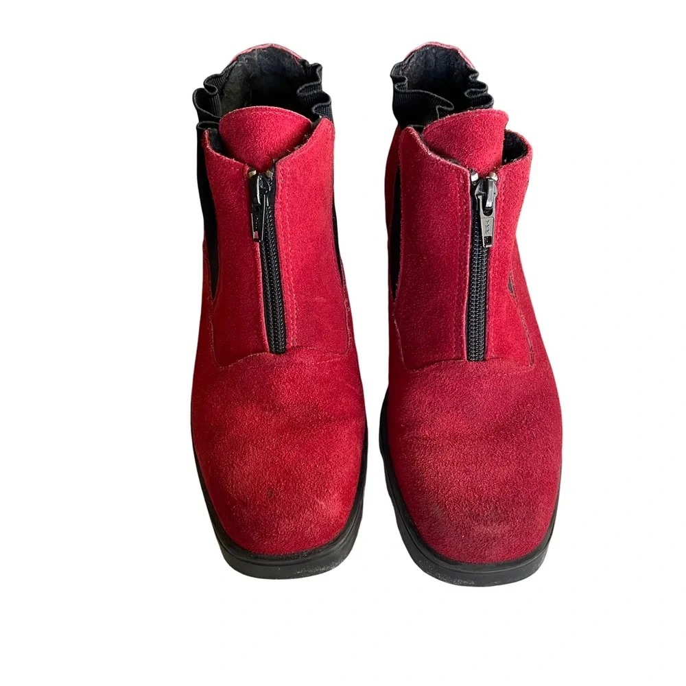 BARBO Red Suede ankle boot Booties with Front Zipper. Very Nice. Size 7